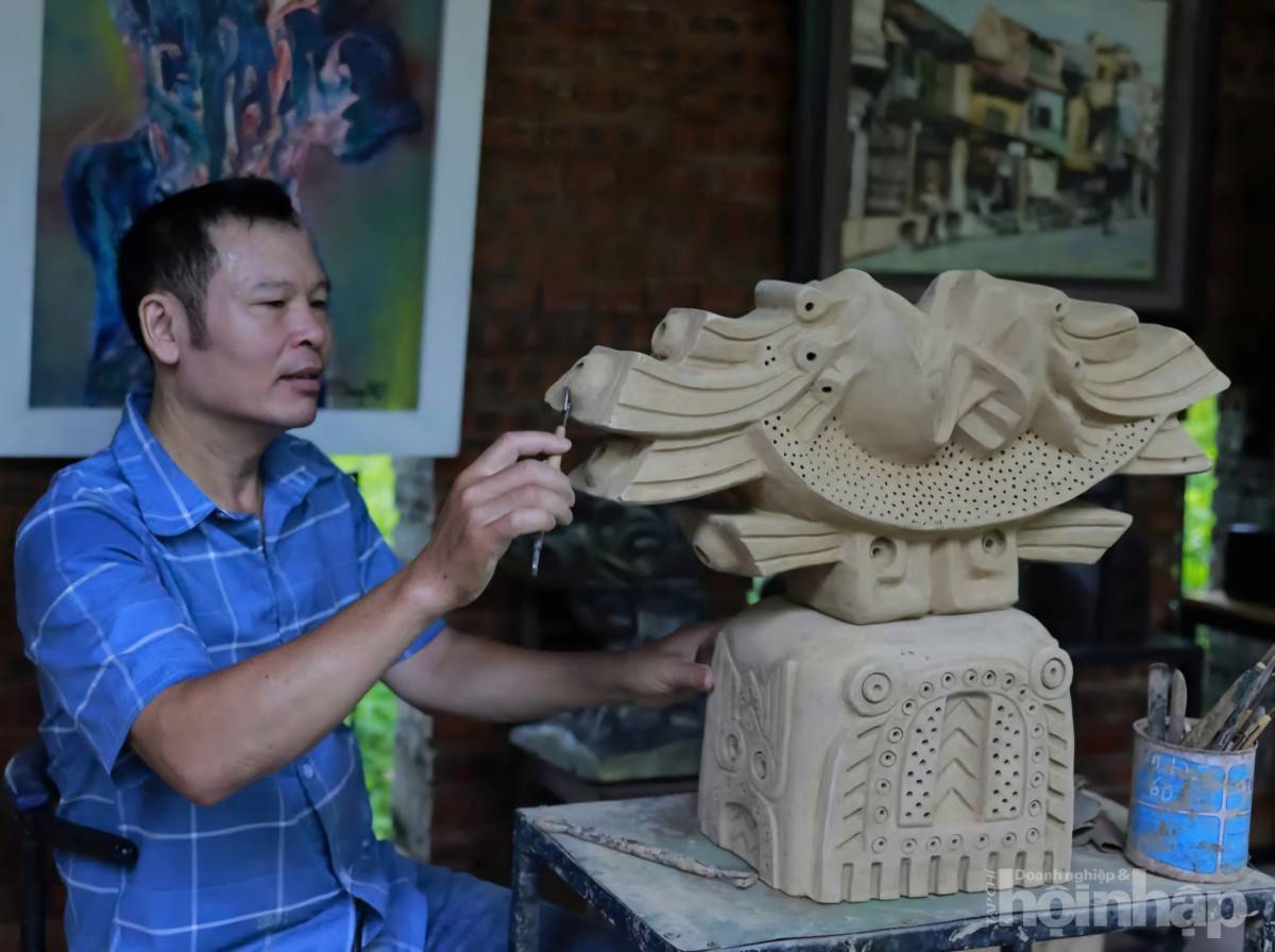 Người khắc họa hồn dân tộc từ đất, gỗ, đá, đồng