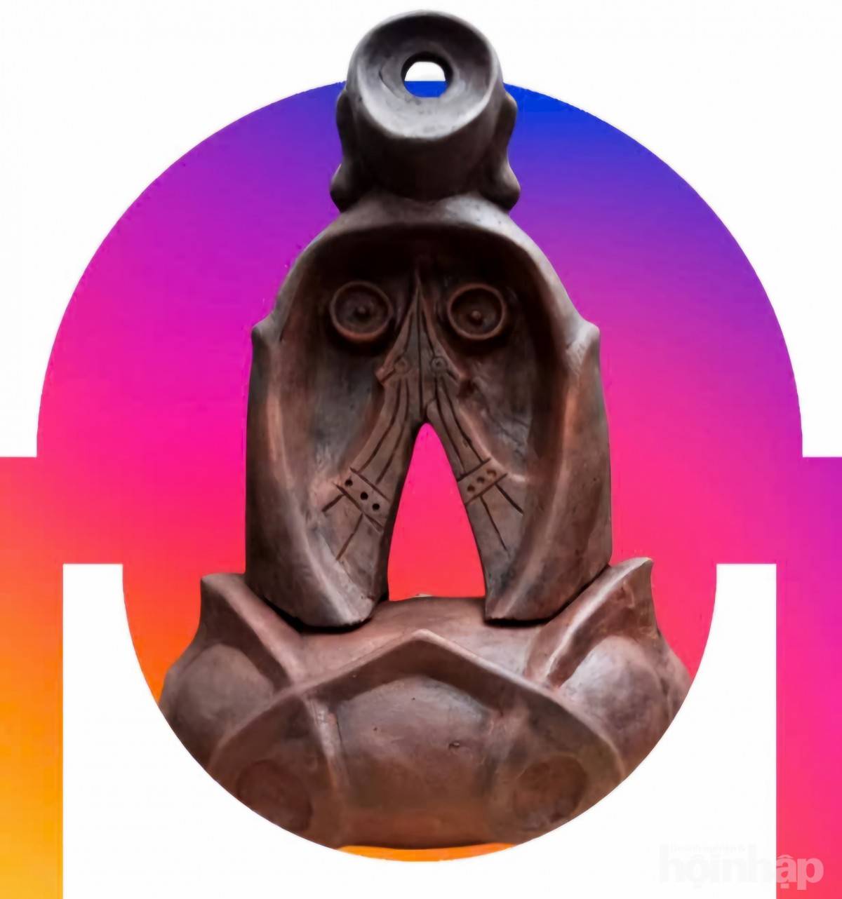 Người khắc họa hồn dân tộc từ đất, gỗ, đá, đồng