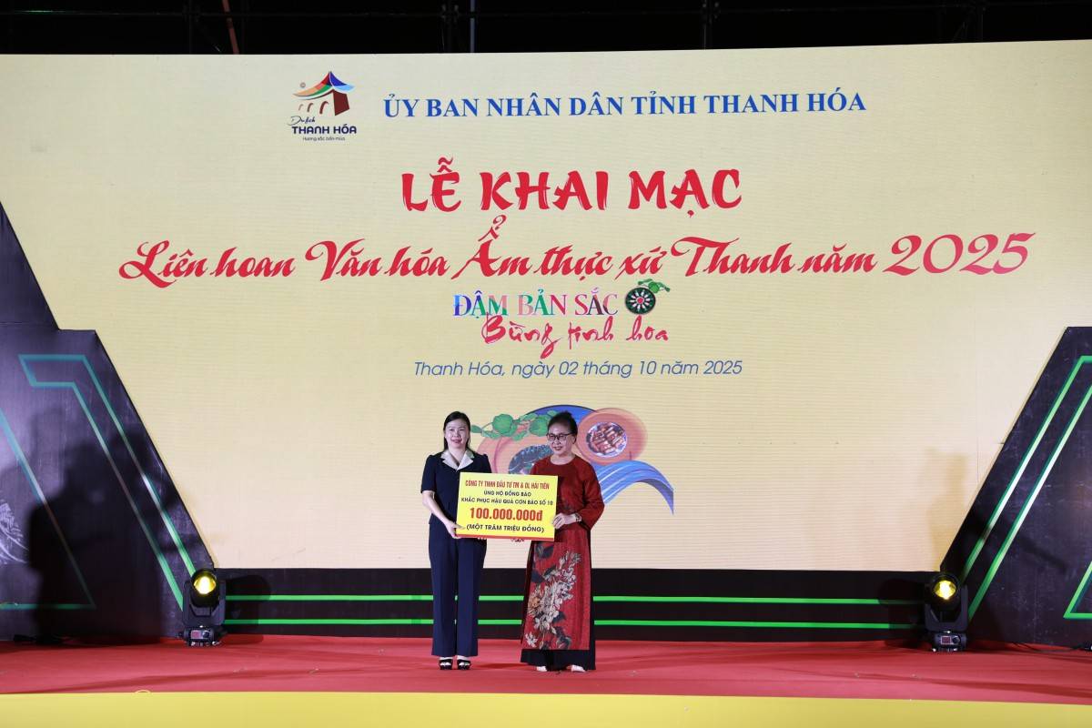 Đại diện Ủy ban MTTQ Việt Nam tỉnh Thanh Hóa tiếp nhận quyên góp, ủng hộ của các doanh nghiệp, nhà hảo tâm.