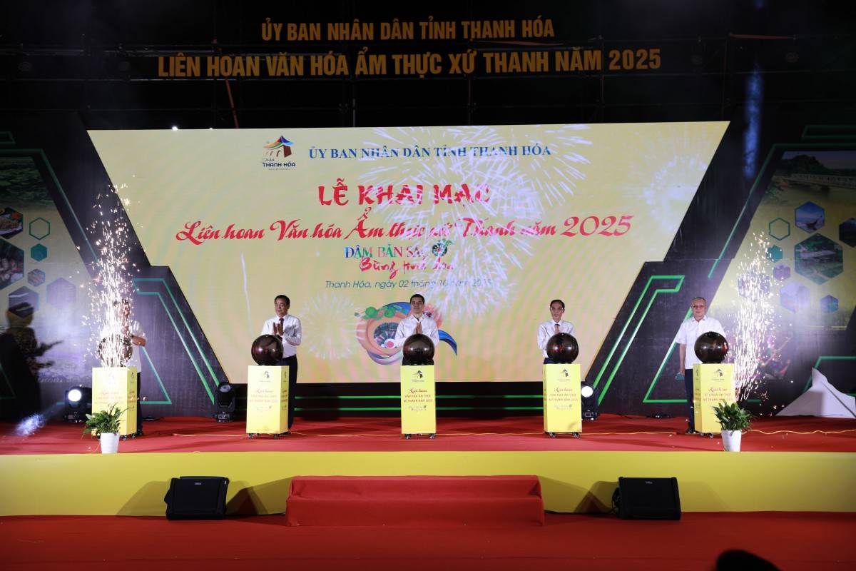 Các đại biểu thực hiện nghi thức khai mạc.