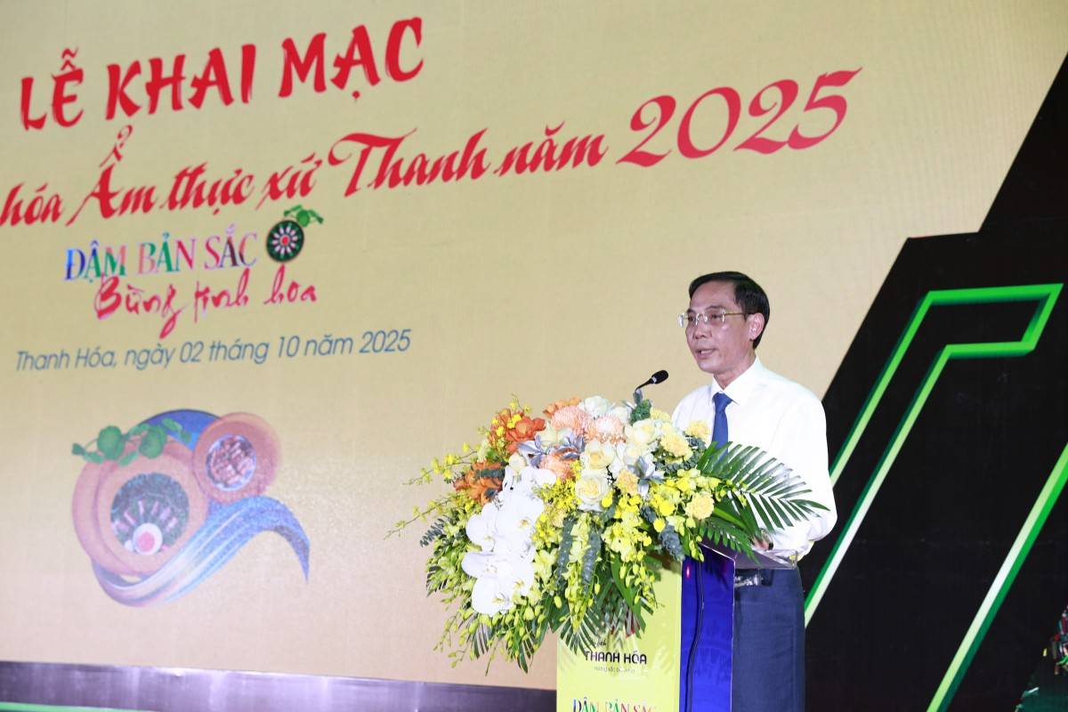 Phó Chủ tịch UBND tỉnh Thanh Hóa, Đầu Thanh Tùng phát biểu khai mạc Liên hoan.