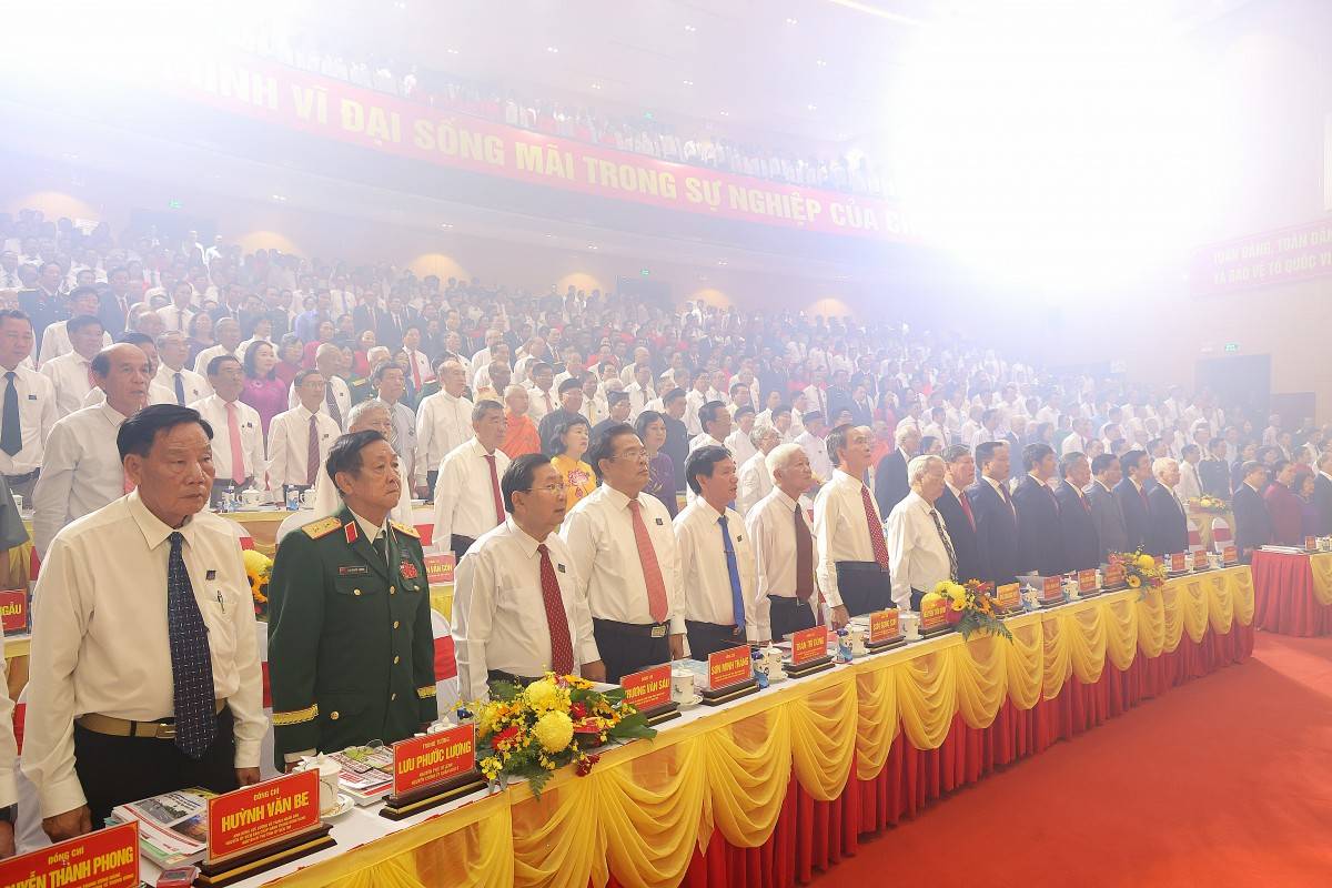 Trong giờ phút trang nghiêm, toàn thể Đại hội đã thành kính tưởng niệm Chủ tịch Hồ Chí Minh vĩ đại – người sáng lập, lãnh đạo và rèn luyện Đảng ta; tưởng nhớ các bậc tiền nhân, anh hùng liệt sĩ đã hy sinh vì độc lập, tự do của dân tộc và hạnh phúc của Nhân dân