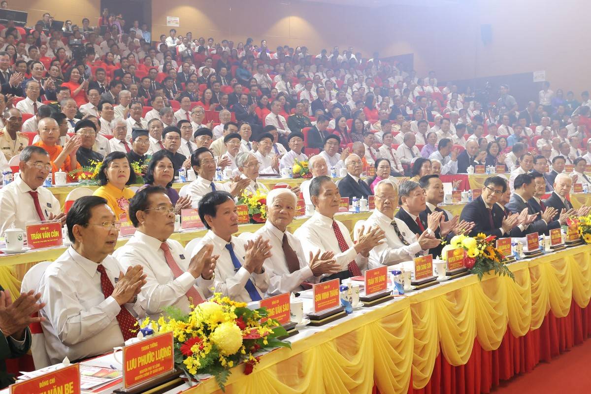 các đồng chí lãnh đạo, nguyên lãnh đạo Đảng, Nhà nước, Mặt trận Tổ quốc, các bộ, ban, ngành Trung ương