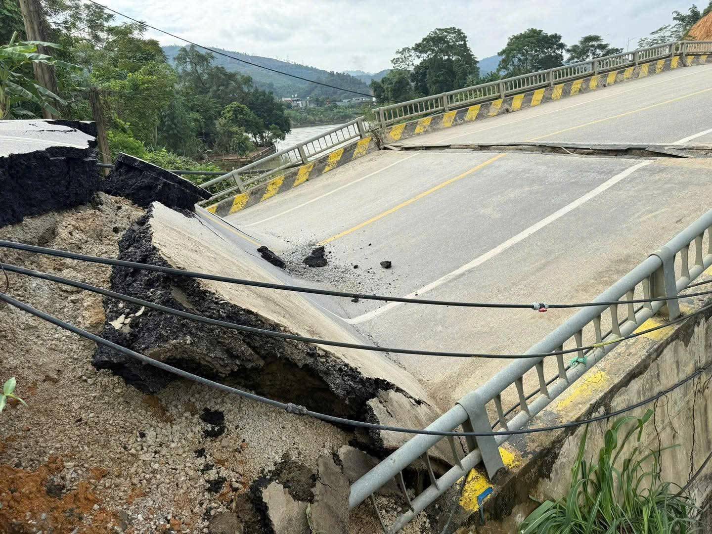 Tuyên Quang: Sập mố cầu Tát Luông, đường tỉnh 185 cấm lưu thông