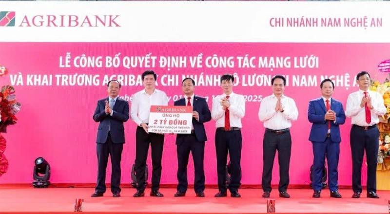Lãnh đạo Agribank trao 2 tỷ đồng ủng hộ người dân địa phương khắc phục hậu quả cơn bão số 10 tại Lễ khai trương chi nhánh Đô Lương II, Nam Nghệ An