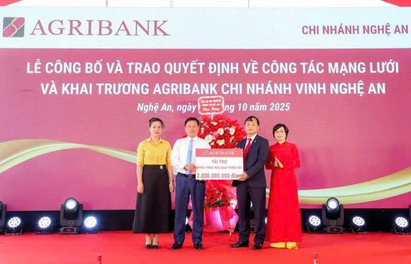 Ông Tô Huy Vũ - Chủ tịch HĐTV Agribank trao 2 tỷ đồng ủng hộ tỉnh Nghệ An khắc phục hậu quả cơn bão số 10 tại Lễ khai trương Chi nhánh Vinh. 