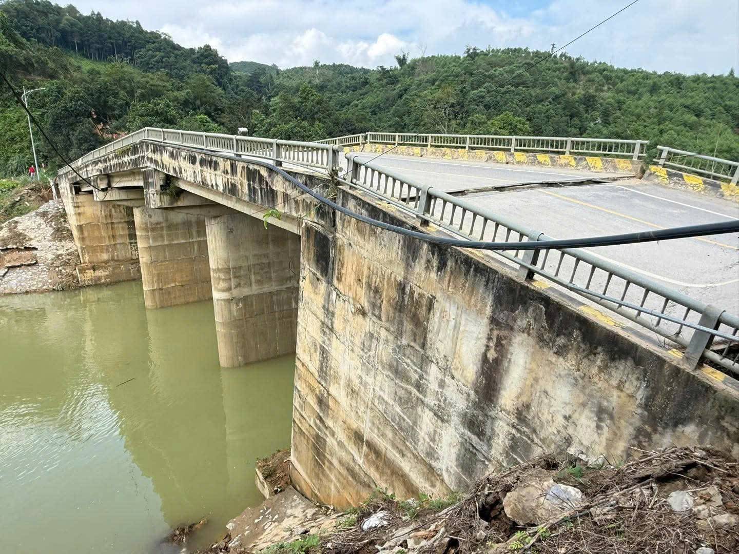 Tuyên Quang: Sập mố cầu Tát Luông, đường tỉnh 185 cấm lưu thông