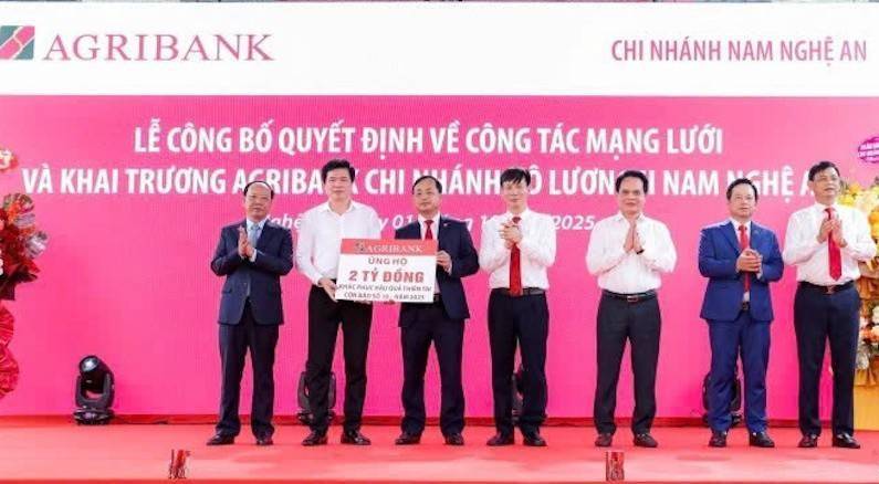 Ngân hàng Agribank trao 5 tỷ đồng hỗ trợ người dân Nghệ An khắc phục thiệt hại do bão số 10