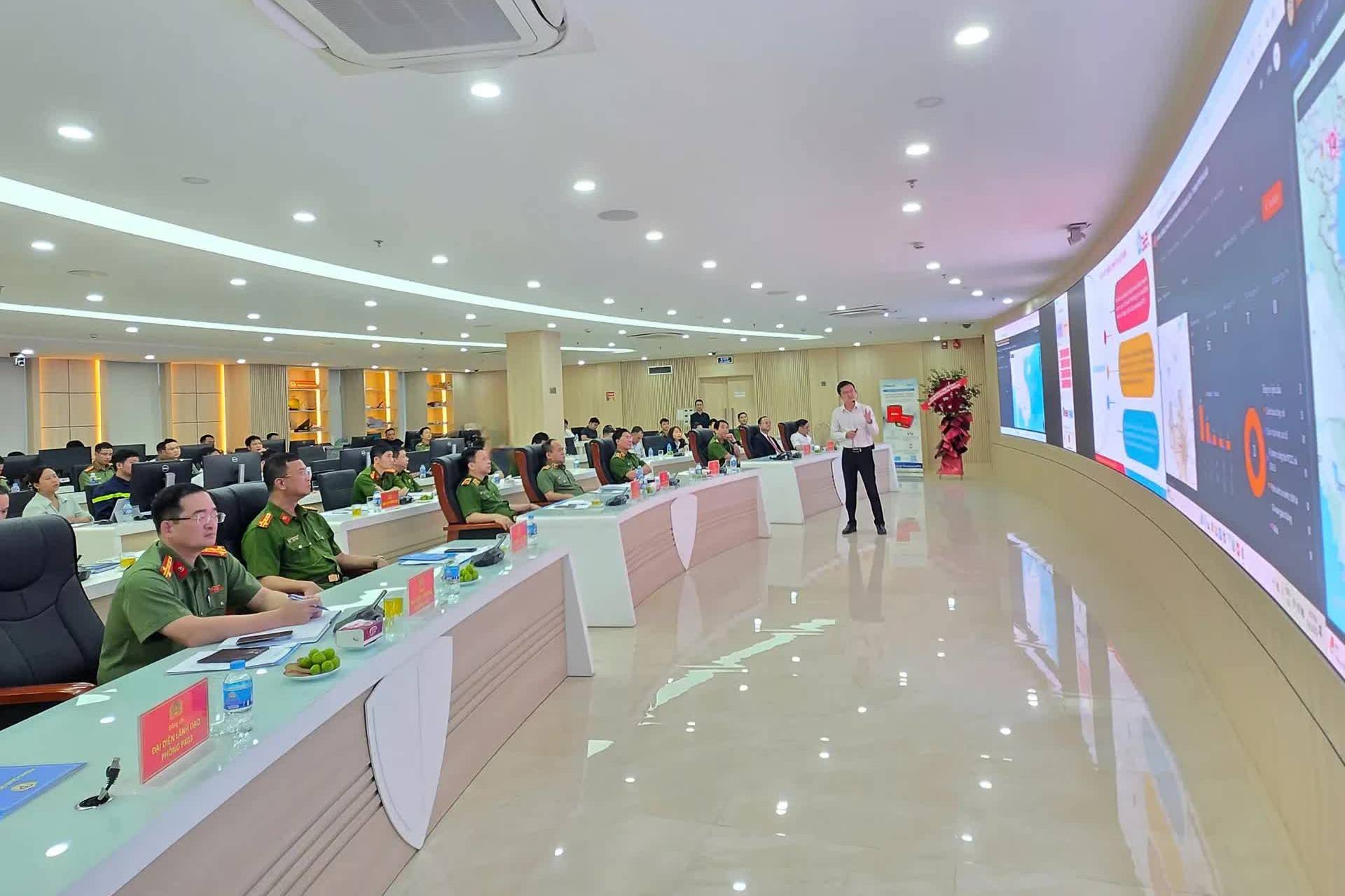 Hà Nội ra mắt Trung tâm Thông tin chỉ huy kết nối hệ thống truyền tin, báo cháy