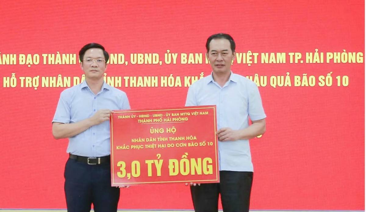 Ông Phạm Văn Lập, Phó Bí thư Thành ủy, Chủ tịch Ủy ban MTTQ Việt Nam TP Hải Phòng trao kinh phí 3 tỷ đồng hỗ trợ nhân dân tỉnh Thanh Hoá khắc phục thiệt hại sau bão