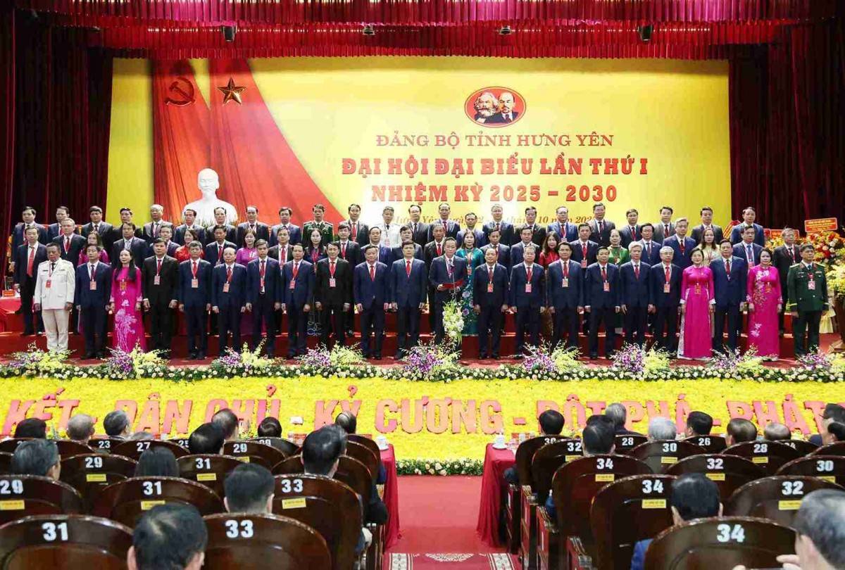 Ban Chấp hành Đảng bộ tỉnh Hưng Yên nhiệm kỳ 2025 - 2030 ra mắt tại Đại hội lần thứ I. Ảnh: Trung tâm báo chí đại hội