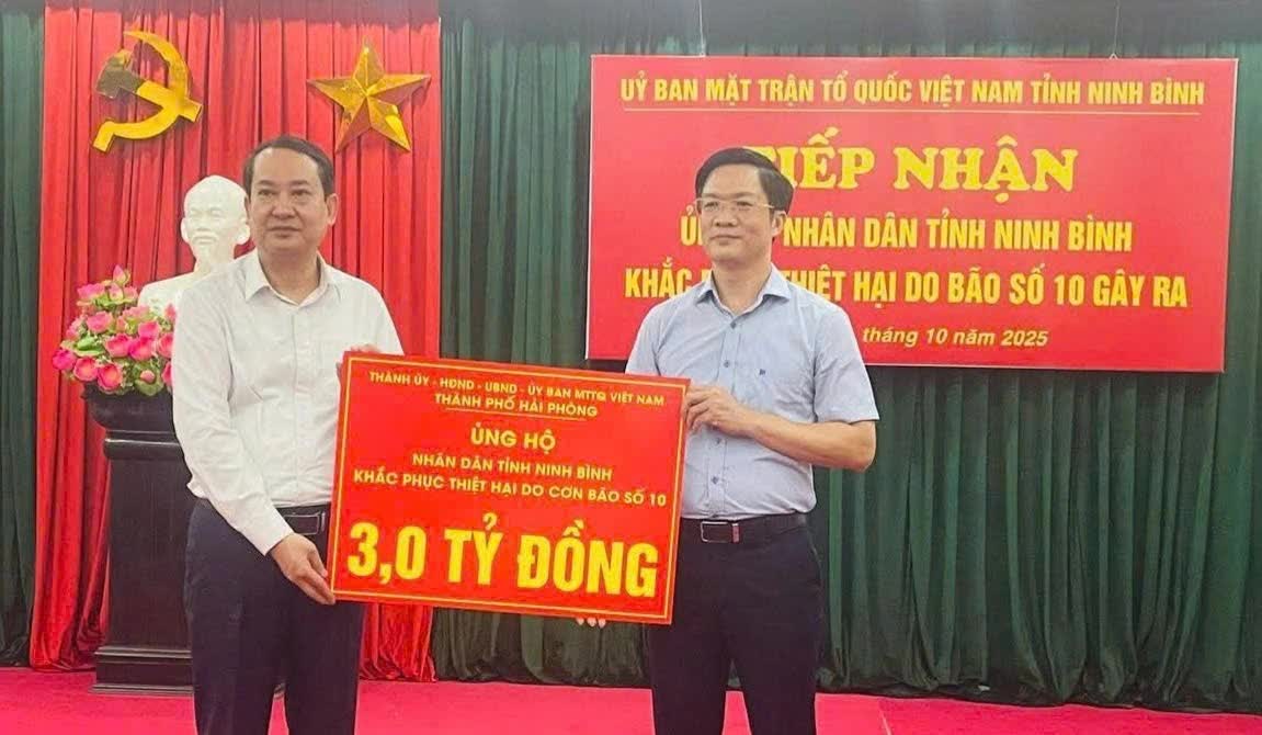Ông Phạm Văn Lập, Phó Bí thư Thành ủy, Chủ tịch Ủy ban MTTQ Việt Nam TP Hải Phòng trao kinh phí 3 tỷ đồng hỗ trợ nhân dân tỉnh Ninh Bình khắc phục thiệt hại sau bão