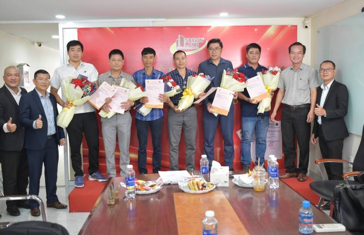 Sài Gòn Land bàn giao “sổ đỏ” cho khách hàng “tín hiệu vui” dành cho thị trường bất động sản TP. Hồ Chí Minh mở rộng