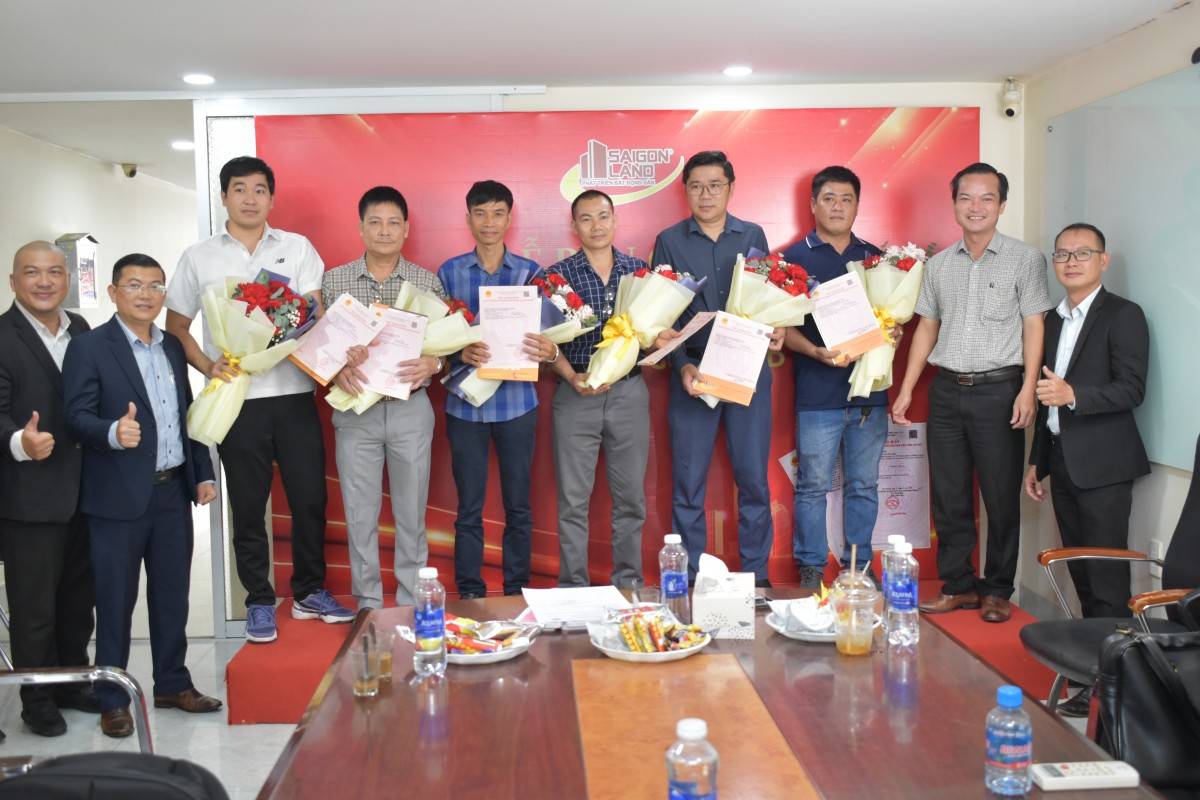Sài Gòn Land bàn giao “sổ đỏ” cho khách hàng “tín hiệu vui” dành cho thị trường BĐS TP. Hồ Chí Minh mở rộng