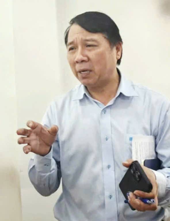  Ông Nguyễn Đăng Giáp trong một lần trao đổi với các phóng viên về vụ máy hỏng vẫn kê khống tán sỏi cho bệnh nhân