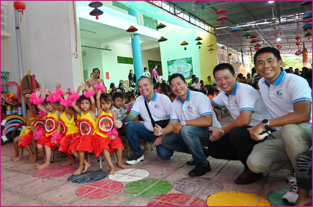 Đem Trung thu ấm áp về miền núi - Trao 555  phần quà đến học sinh ở Xã Tây Khánh Vĩnh  Chiều 3/10/2025,  Hiệp Hội Du Lịch Nha Trang – Khánh Hòa, Chi Hội Lữ Hành Khánh Hòa & Chi Hội Khách Sạn Khánh Hòa, phối hợp cùng tổ chức Chương trình “Ánh Trăng Hạnh Phúc – Tây Khánh Vĩnh” tổ chức trao quà Trung thu cho học sinh có hoàn cảnh khó khăn tại Trường Mầm non Hương Sen, xã Tây Khánh Vĩnh. Tổng cộng  555 suất quà, mỗi suất  cùng với bánh kẹo, lồng đèn đã được trao cho các em học sinh với tổng kinh phí