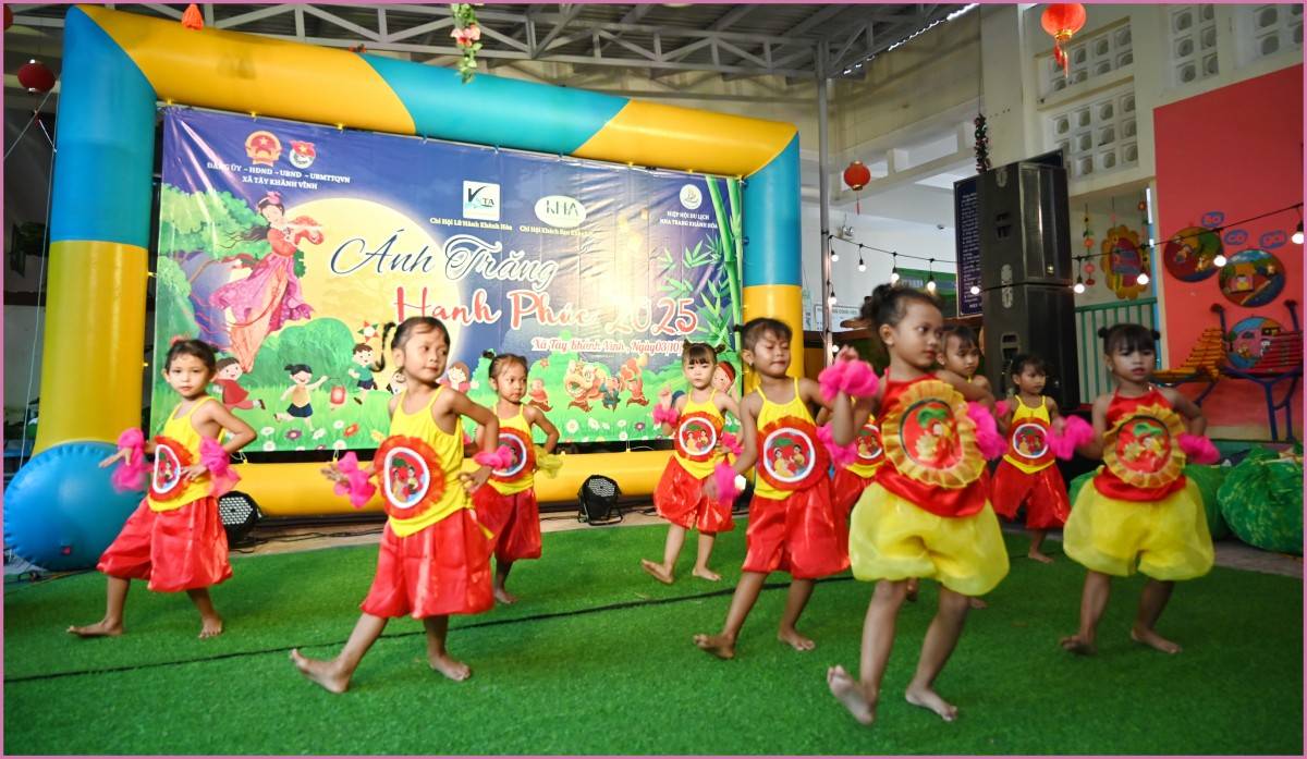 Đem Trung thu ấm áp về miền núi - Trao 555  phần quà đến học sinh ở Xã Tây Khánh Vĩnh  Chiều 3/10/2025,  Hiệp Hội Du Lịch Nha Trang – Khánh Hòa, Chi Hội Lữ Hành Khánh Hòa & Chi Hội Khách Sạn Khánh Hòa, phối hợp cùng tổ chức Chương trình “Ánh Trăng Hạnh Phúc – Tây Khánh Vĩnh” tổ chức trao quà Trung thu cho học sinh có hoàn cảnh khó khăn tại Trường Mầm non Hương Sen, xã Tây Khánh Vĩnh. Tổng cộng  555 suất quà, mỗi suất  cùng với bánh kẹo, lồng đèn đã được trao cho các em học sinh với tổng kinh phí