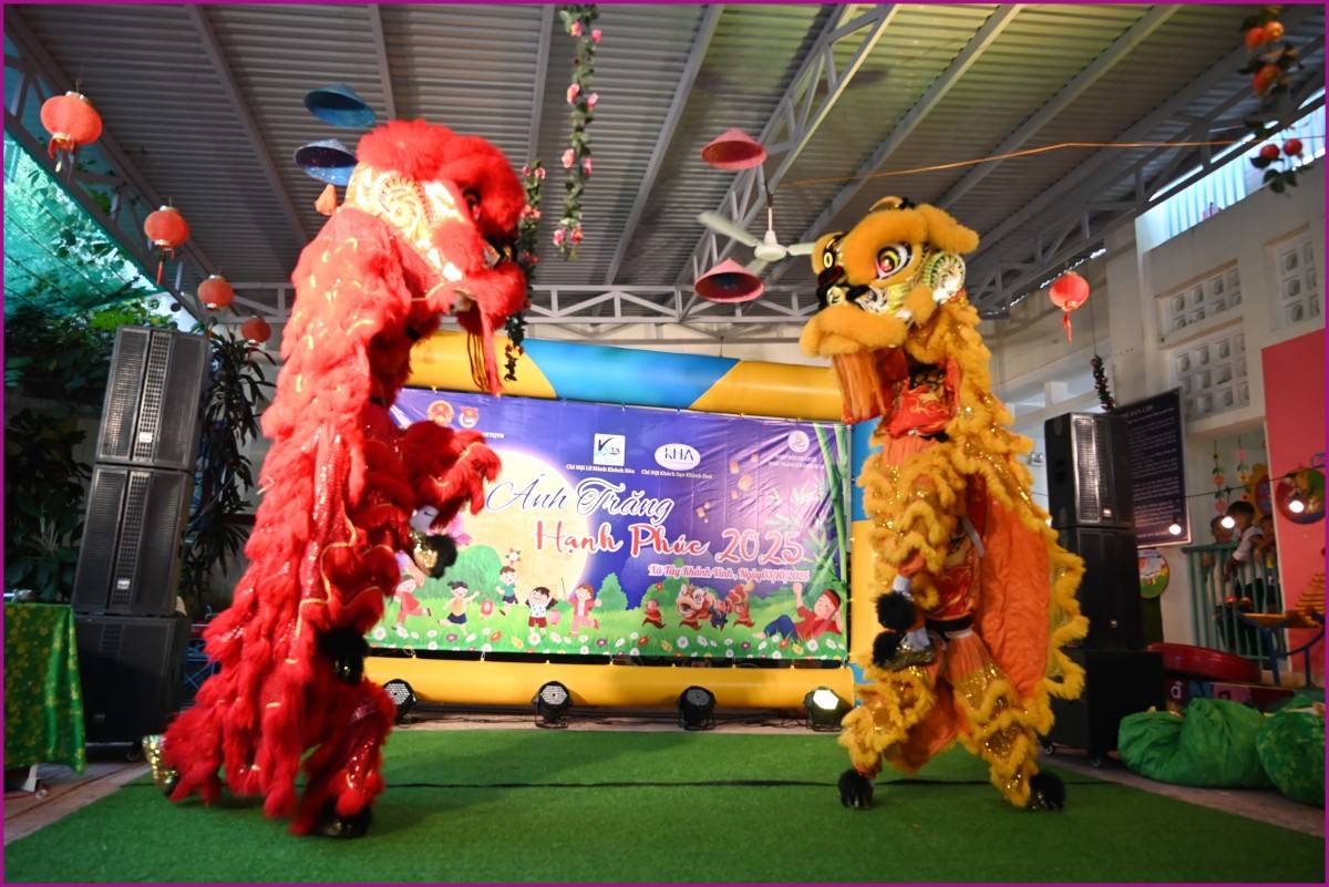 Đem Trung thu ấm áp về miền núi - Trao 555  phần quà đến học sinh ở Xã Tây Khánh Vĩnh  Chiều 3/10/2025,  Hiệp Hội Du Lịch Nha Trang – Khánh Hòa, Chi Hội Lữ Hành Khánh Hòa & Chi Hội Khách Sạn Khánh Hòa, phối hợp cùng tổ chức Chương trình “Ánh Trăng Hạnh Phúc – Tây Khánh Vĩnh” tổ chức trao quà Trung thu cho học sinh có hoàn cảnh khó khăn tại Trường Mầm non Hương Sen, xã Tây Khánh Vĩnh. Tổng cộng  555 suất quà, mỗi suất  cùng với bánh kẹo, lồng đèn đã được trao cho các em học sinh với tổng kinh phí