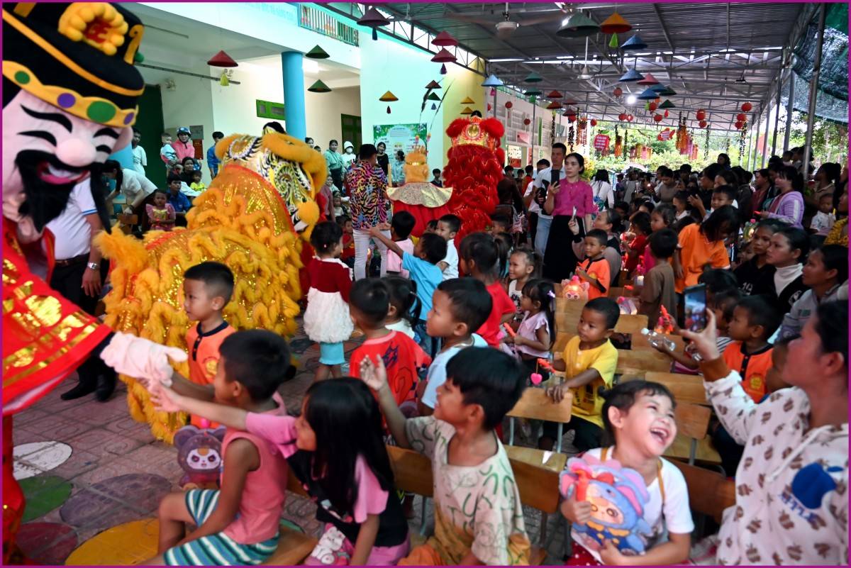 Đem Trung thu ấm áp về miền núi - Trao 555  phần quà đến học sinh ở Xã Tây Khánh Vĩnh  Chiều 3/10/2025,  Hiệp Hội Du Lịch Nha Trang – Khánh Hòa, Chi Hội Lữ Hành Khánh Hòa & Chi Hội Khách Sạn Khánh Hòa, phối hợp cùng tổ chức Chương trình “Ánh Trăng Hạnh Phúc – Tây Khánh Vĩnh” tổ chức trao quà Trung thu cho học sinh có hoàn cảnh khó khăn tại Trường Mầm non Hương Sen, xã Tây Khánh Vĩnh. Tổng cộng  555 suất quà, mỗi suất  cùng với bánh kẹo, lồng đèn đã được trao cho các em học sinh với tổng kinh phí