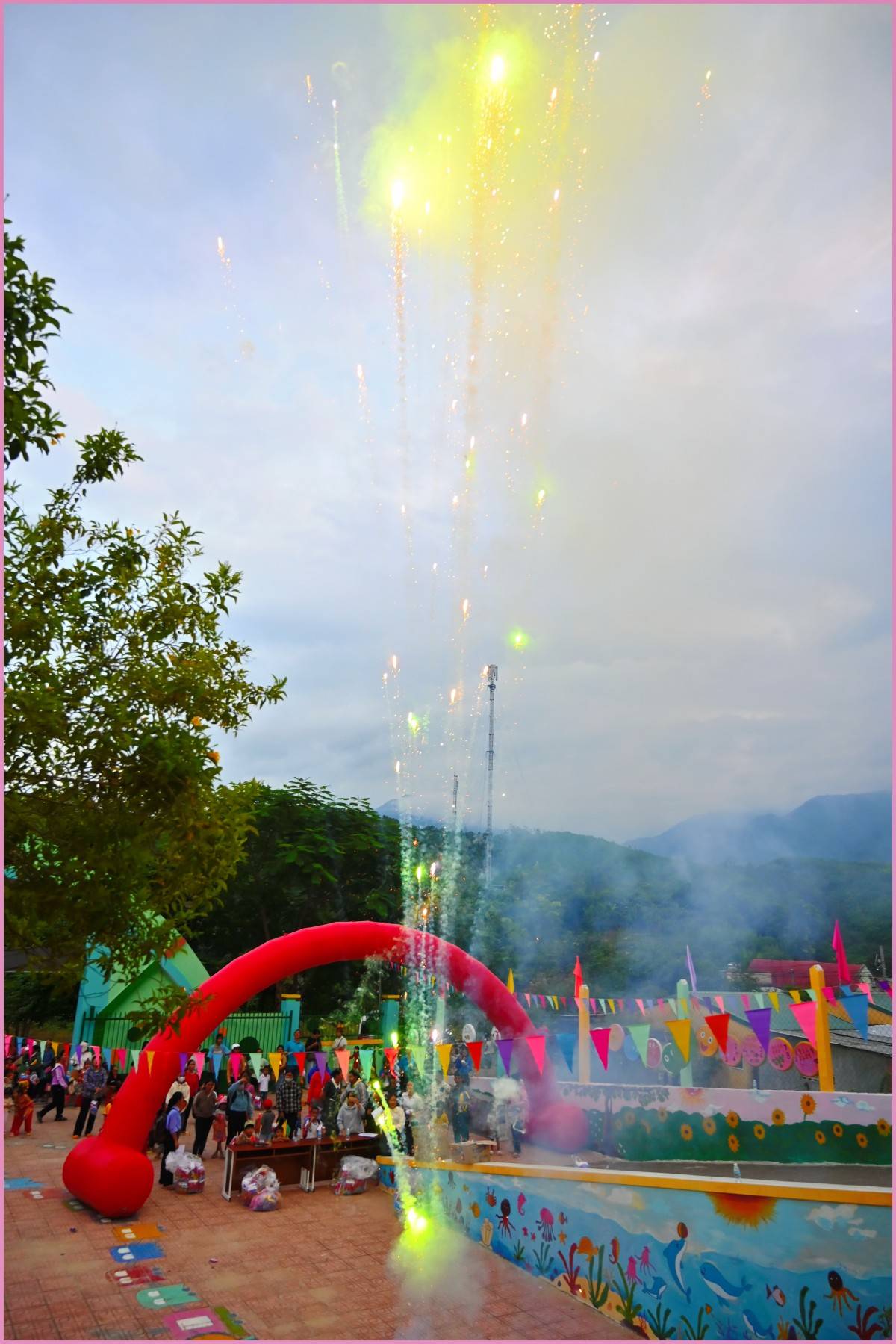 Đem Trung thu ấm áp về miền núi - Trao 555  phần quà đến học sinh ở Xã Tây Khánh Vĩnh  Chiều 3/10/2025,  Hiệp Hội Du Lịch Nha Trang – Khánh Hòa, Chi Hội Lữ Hành Khánh Hòa & Chi Hội Khách Sạn Khánh Hòa, phối hợp cùng tổ chức Chương trình “Ánh Trăng Hạnh Phúc – Tây Khánh Vĩnh” tổ chức trao quà Trung thu cho học sinh có hoàn cảnh khó khăn tại Trường Mầm non Hương Sen, xã Tây Khánh Vĩnh. Tổng cộng  555 suất quà, mỗi suất  cùng với bánh kẹo, lồng đèn đã được trao cho các em học sinh với tổng kinh phí