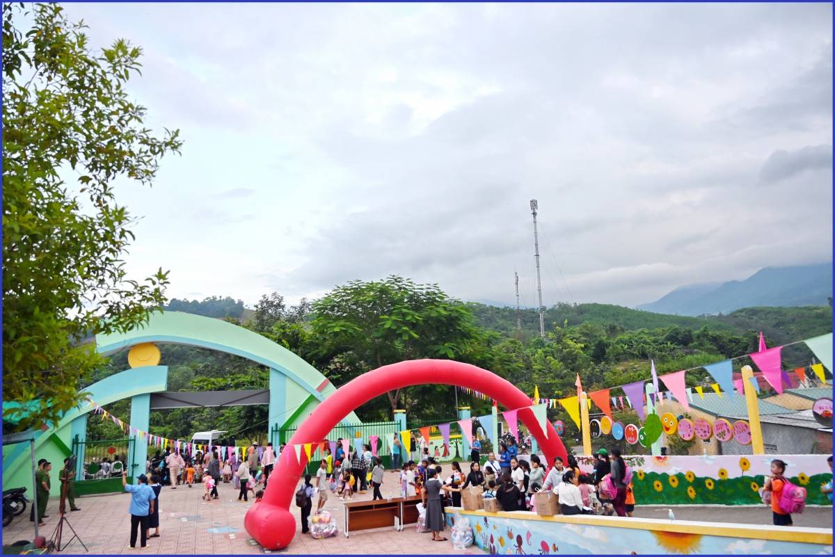 Đem Trung thu ấm áp về miền núi - Trao 555  phần quà đến học sinh ở Xã Tây Khánh Vĩnh  Chiều 3/10/2025,  Hiệp Hội Du Lịch Nha Trang – Khánh Hòa, Chi Hội Lữ Hành Khánh Hòa & Chi Hội Khách Sạn Khánh Hòa, phối hợp cùng tổ chức Chương trình “Ánh Trăng Hạnh Phúc – Tây Khánh Vĩnh” tổ chức trao quà Trung thu cho học sinh có hoàn cảnh khó khăn tại Trường Mầm non Hương Sen, xã Tây Khánh Vĩnh. Tổng cộng  555 suất quà, mỗi suất  cùng với bánh kẹo, lồng đèn đã được trao cho các em học sinh với tổng kinh phí