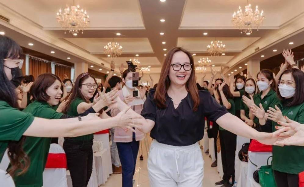 Nữ hoàng thao túng tâm lý Hoàng Hường đã thôi miên khách hàng thế nào?