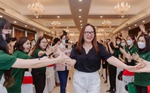 Nữ hoàng thao túng tâm lý Hoàng Hường đã thôi miên khách hàng thế nào?