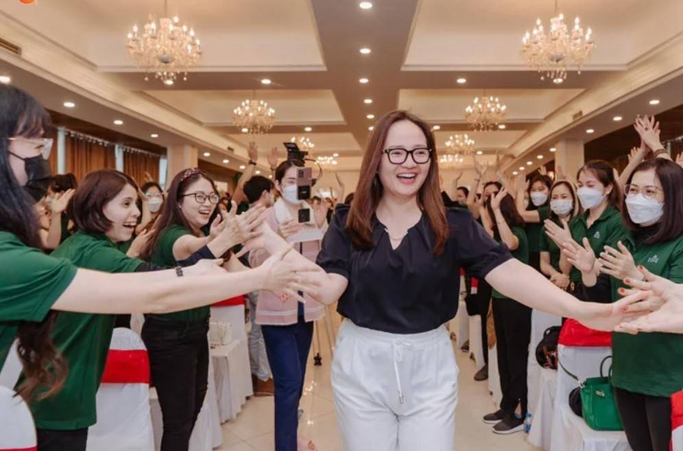 Giải mã: Nữ hoàng thao túng tâm lý Hoàng Hường đã thôi miên cộng đồng để dựng nên đế chế ngàn tỷ thế nào?
