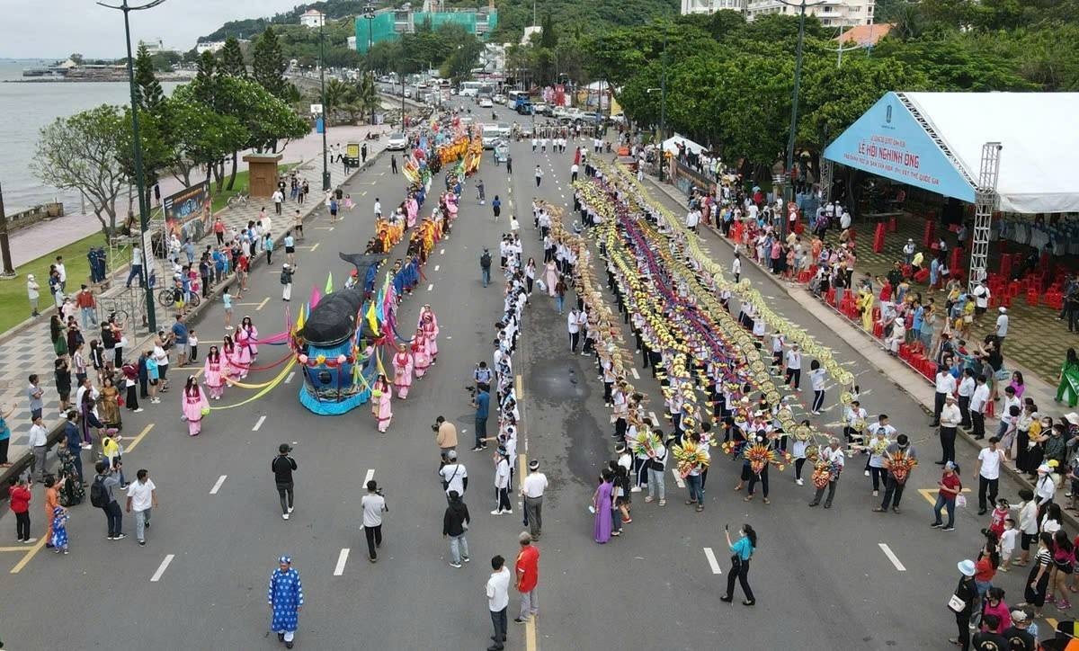 Lễ hội Nghinh Ông Thắng Tam ở Vũng Tàu thu hút đông đảo người dân và du khách tham gia.