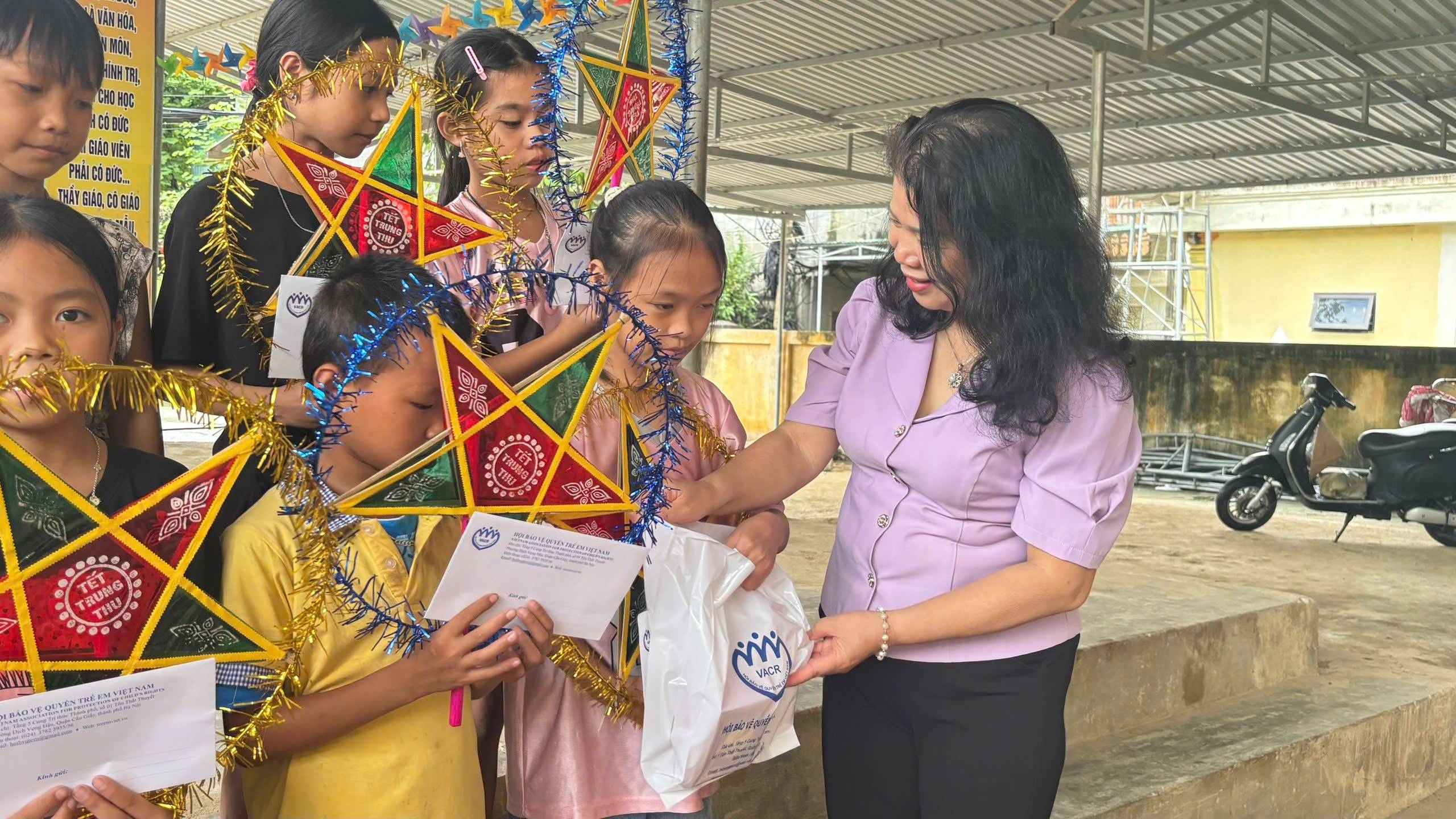 “Trung thu gắn kết yêu thương” Hành trình mang ánh sáng và hy vọng đến trẻ em khó khăn