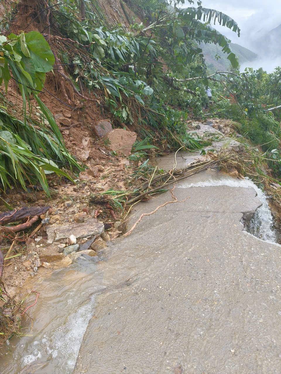 Nghĩa tình giữa núi rừng: Người Dân Khe Lóng 3 gùi dầu vượt dốc, quyết tâm thông đường