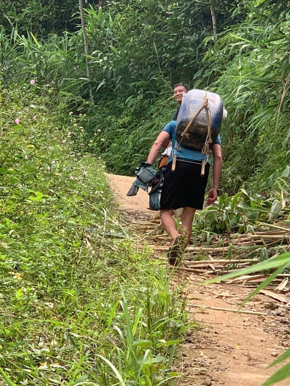 Nghĩa tình giữa núi rừng: Người Dân Khe Lóng 3 gùi dầu vượt dốc, quyết tâm thông đường