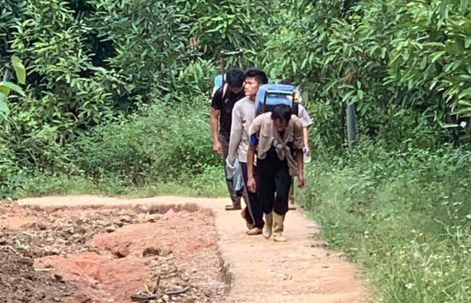 Nghĩa tình giữa núi rừng: Người Dân Khe Lóng 3 gùi dầu vượt dốc, quyết tâm thông đường
