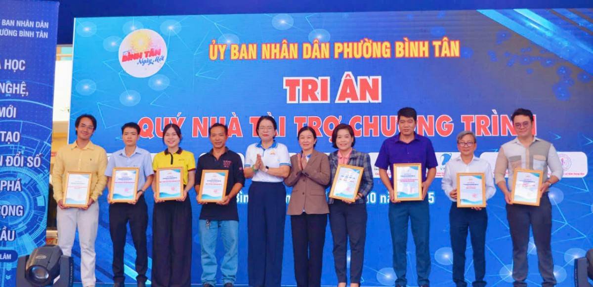 Ban tổ chức tặng hoa và giấy khen, cảm ơn các Doanh nghiệp, nhà tài trợ cho chương trình. Ảnh- Bích Liên