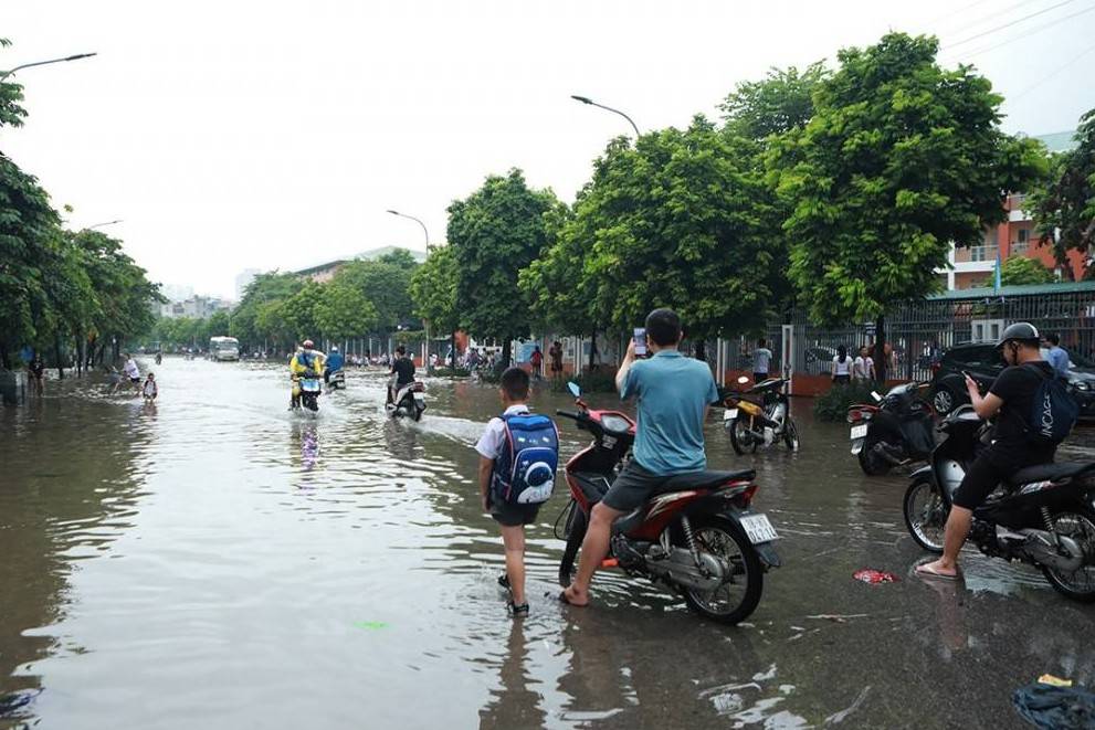 Lo ngại bão số 11 gây mưa lớn, nhiều trường Hà Nội chuyển học online