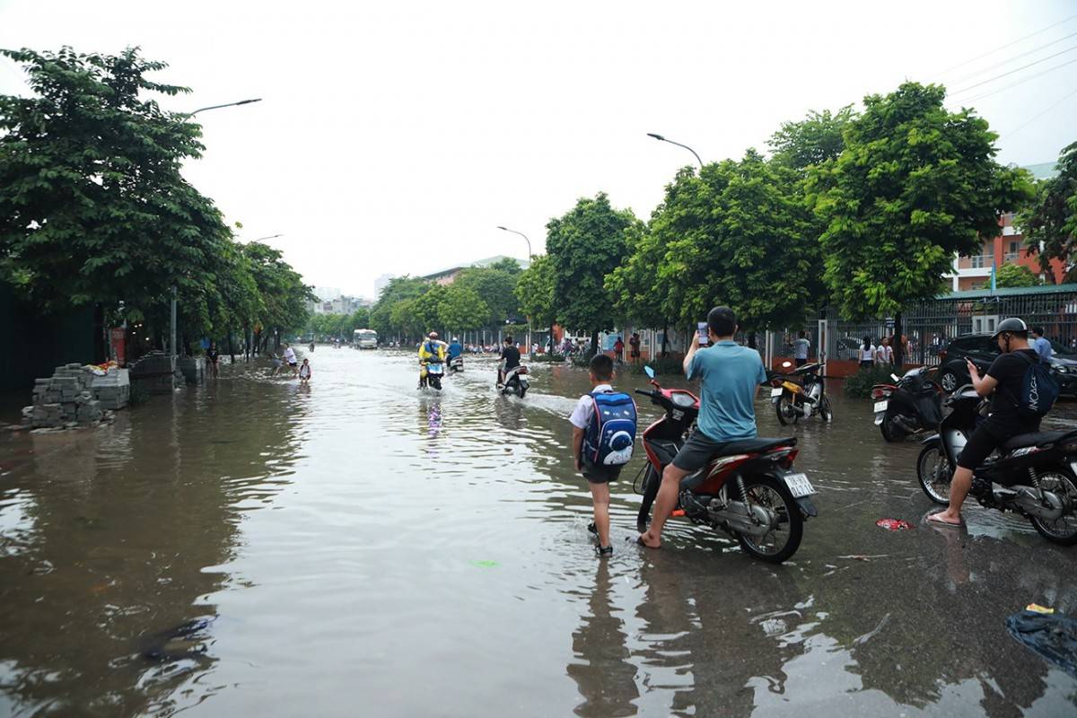 Lo ngại bão số 11 gây mưa lớn, nhiều trường Hà Nội chuyển học online