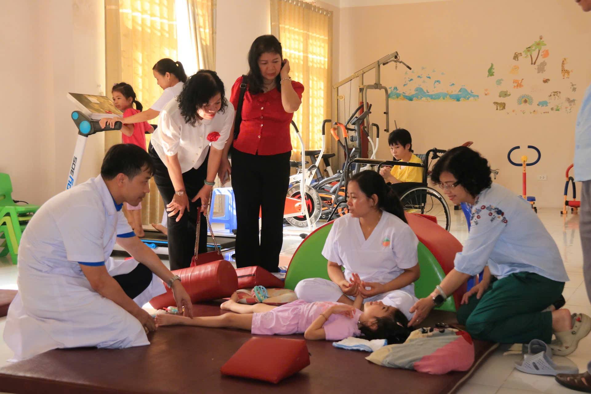 Khi chăm sóc sức khỏe gắn liền với lan tỏa yêu thương