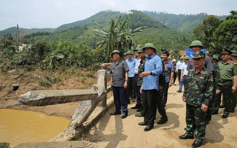Phó Thủ tướng Trần Hồng Hà kiểm tra công tác khắc phục hậu quả bão số 10, chuẩn bị ứng phó với bão số 11 tại Lào Cai - Ảnh: VGP/Minh Khôi