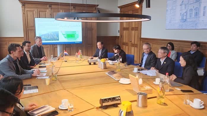 Đoàn lãnh đạo TP Đà Nẵng tại buổi làm việc với Công ty NACO ở Hà Lan