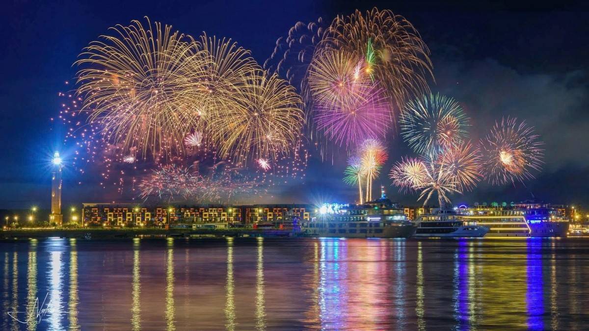 Càng về đêm không khí tại Bãi Cháy càng sôi động. Ảnh: Sun Property