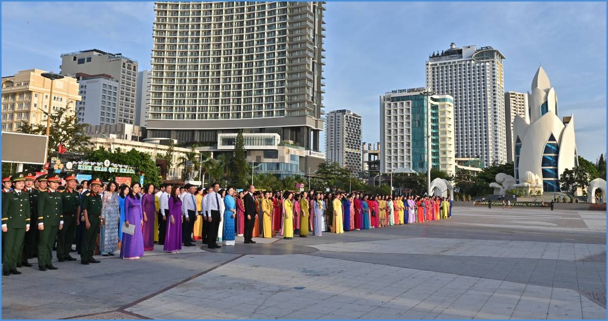 Khánh Hòa: Hơn 1.200 Hội viên Phụ nữ dự Lễ chào cờ kỷ niệm 95 năm ngày thành lập Hội Liên Hiệp Phụ Nữ Việt Nam