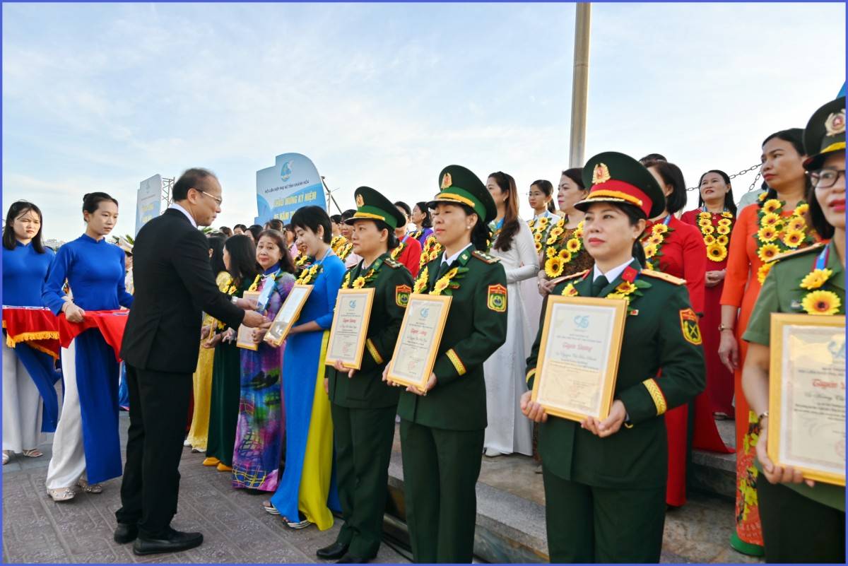 Khánh Hòa: Hơn 1.200 Hội viên Phụ nữ dự Lễ chào cờ kỷ niệm 95 năm ngày thành lập Hội Liên Hiệp Phụ Nữ Việt Nam