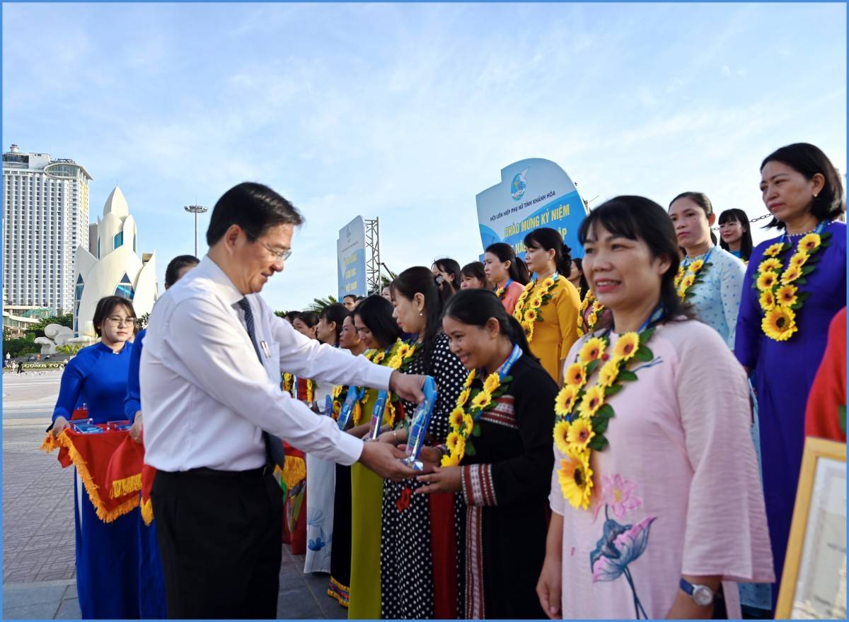 Khánh Hòa: Hơn 1.200 Hội viên Phụ nữ dự Lễ chào cờ kỷ niệm 95 năm ngày thành lập Hội Liên Hiệp Phụ Nữ Việt Nam