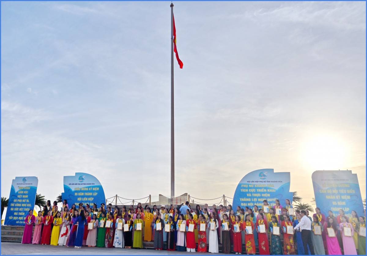 Khánh Hòa: Hơn 1.200 Hội viên Phụ nữ dự Lễ chào cờ kỷ niệm 95 năm ngày thành lập Hội Liên Hiệp Phụ Nữ Việt Nam