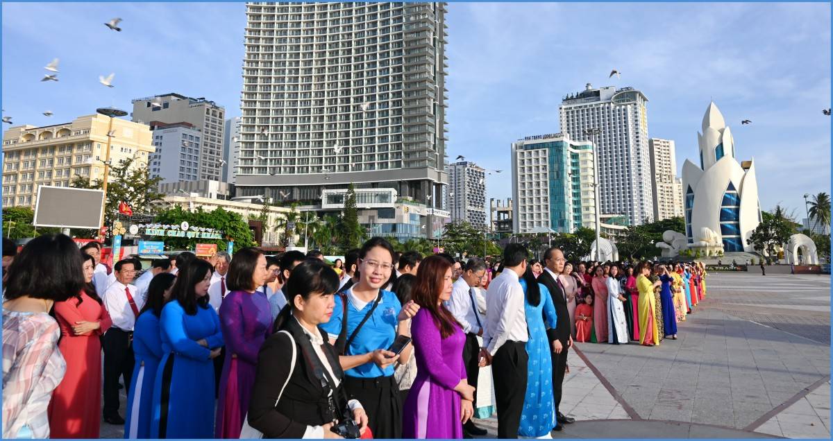 Khánh Hòa: Hơn 1.200 Hội viên Phụ nữ dự Lễ chào cờ kỷ niệm 95 năm ngày thành lập Hội Liên Hiệp Phụ Nữ Việt Nam