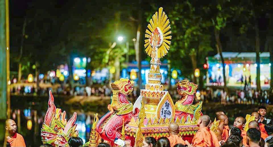 Lễ hội truyền thống Ok Om Bok của đồng bào dân tộc Khmer Nam bộ còn được gọi là “Lễ Cúng trăng” hay “Đút cốm dẹp”.