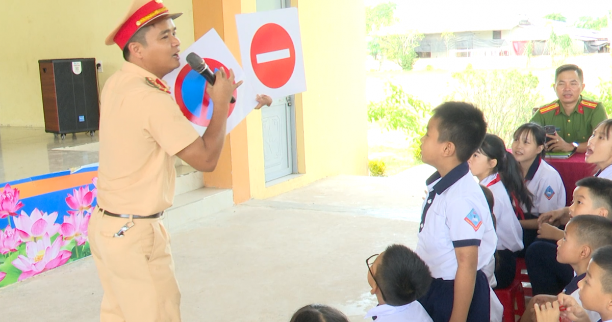Quảng Trị: Lan tỏa ý thức an toàn giao thông từ trường học đến cộng đồng