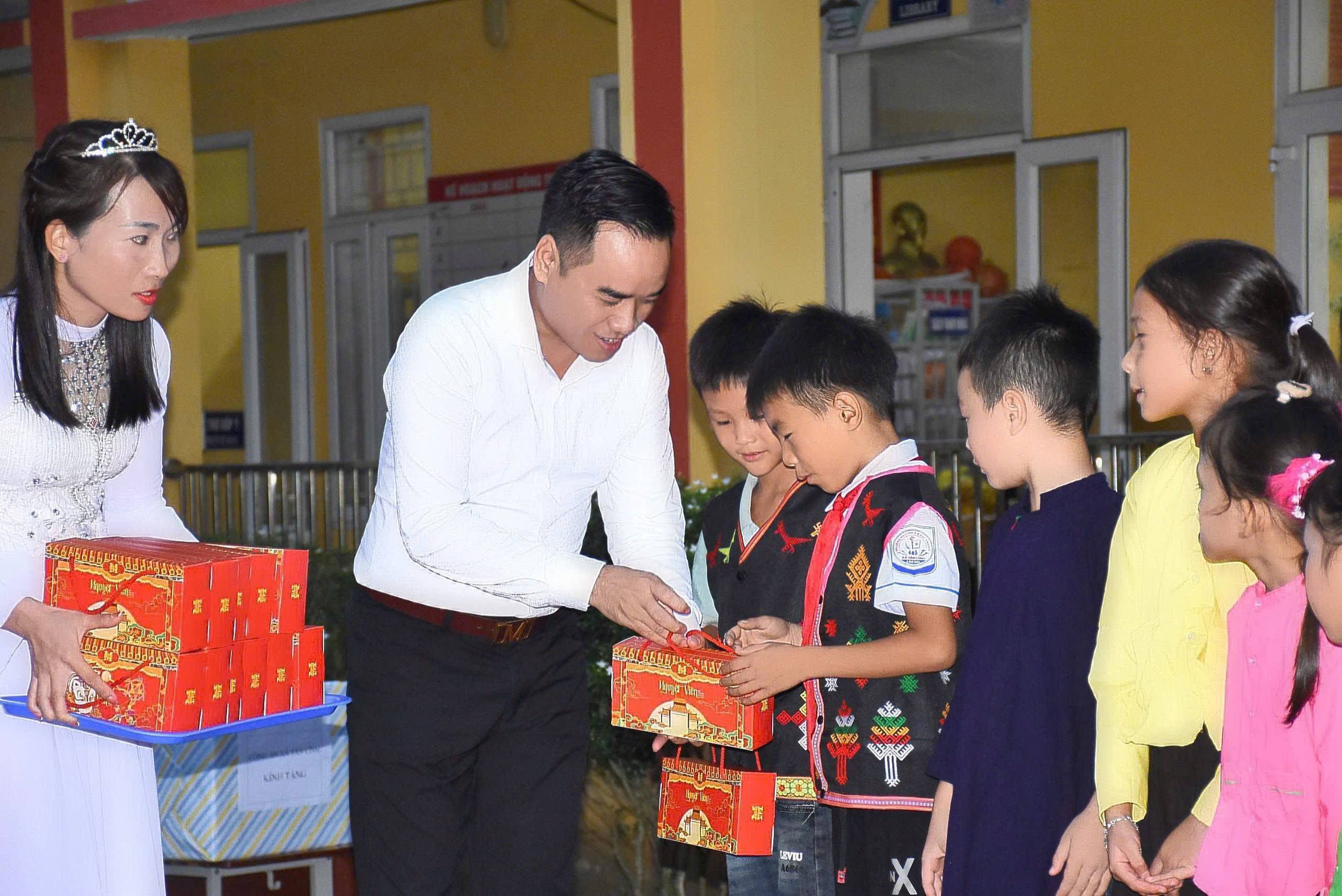 “Vầng trăng cổ tích”  - Trung thu ấm áp cùng học sinh vùng cao Tân Lĩnh, Lào Cai