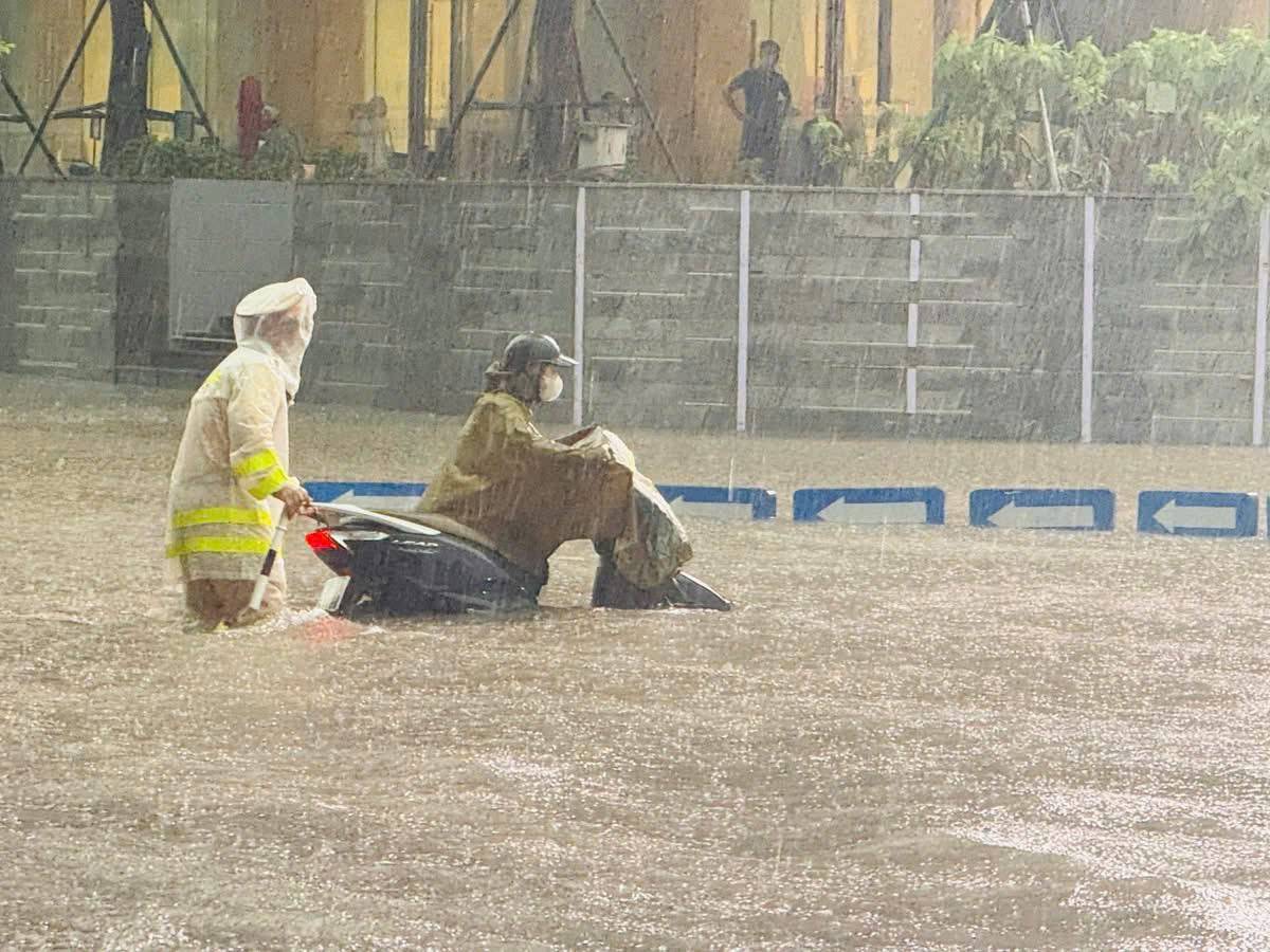 Khẩn cấp: Cảnh báo dông lốc, mưa đá diện rộng tại Bắc bộ