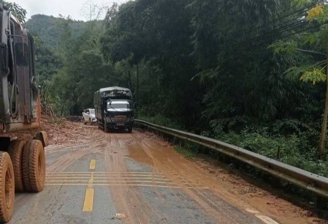 Thanh Hóa: Mưa lớn kéo dài, gây sạt lở, ách tắc giao thông nhiều nơi